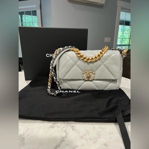 Chanel 19 size Small